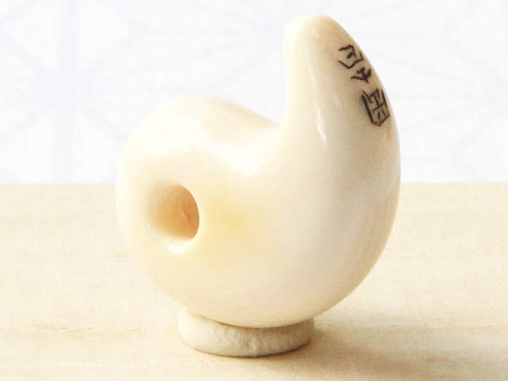 象牙根付 勾玉（象牙）【岡壱名入り】【2018年6月29日公開】｜京都の