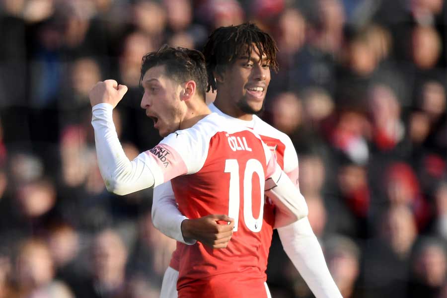 アーセナルMFエジル、相手5人翻弄の