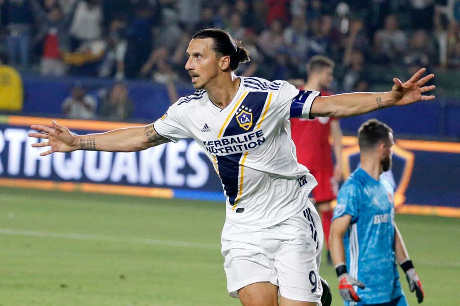 イブラヒモビッチ、両足＆頭で