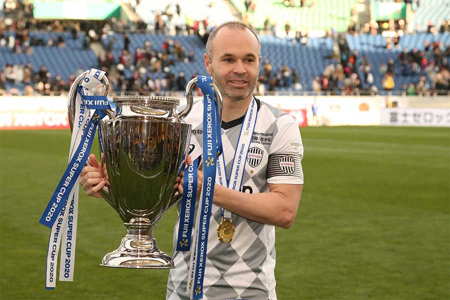 神戸イニエスタが渾身ポーズ！ 優勝決定の