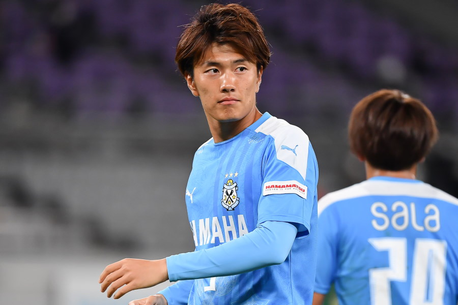 東京五輪世代FW、クールな銀髪ニューヘア披露にファン反応 「大人な