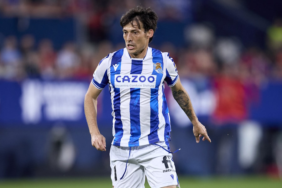 来日中の元スペイン代表D・シルバ、美人社長とワイン堪能に反響「す