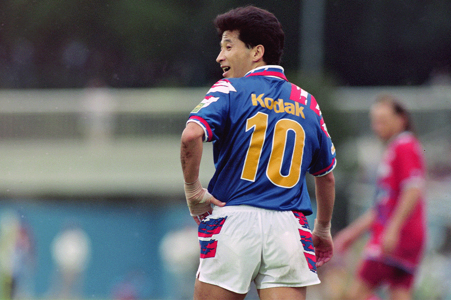 国立競技場に「伝説の後ろ姿」 緑×青…10番レジェンドの共演に反響