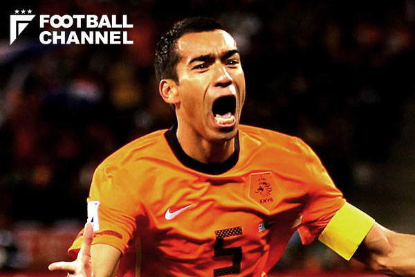 オランダ代表レジェンドSBの完璧すぎるミドル弾。W杯決勝進出に繋がる