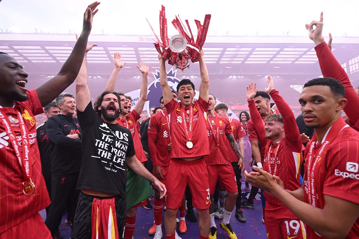 カッコ良すぎ！ 遠藤航が披露した優勝パレードでの装い。日本の