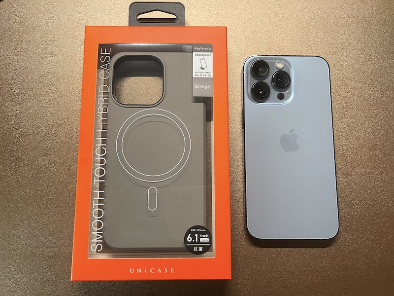 MagSafe対応 グレージュ色のiPhone 13 Pro用ケース UNiCASEのSmooth