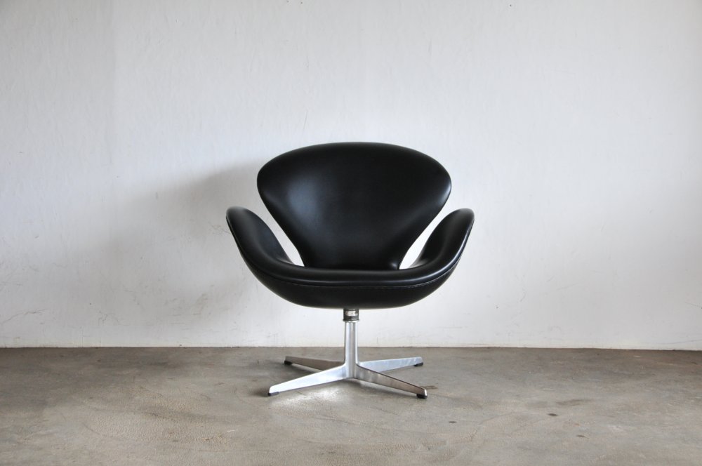 Fritz Hansen Arne Jacobsen Vintage Swan Chair 時を経ても色あせない