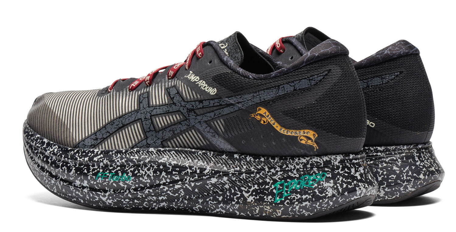 アシックス「エスフォー」“割れたコンクリート”着想ストライプの厚底