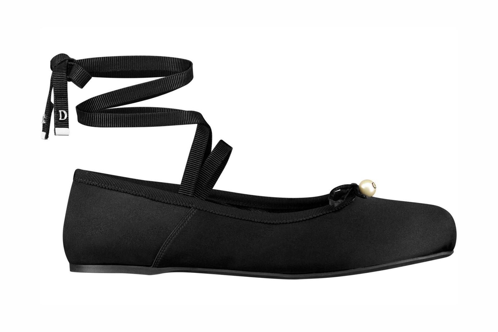 ディオール24年春夏バレエシューズ、幅広フリンジリボン＆パール付き