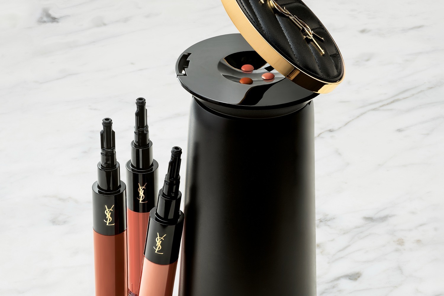 イヴ・サンローランのリップ作成デバイス、約9,000通りから好きな色を