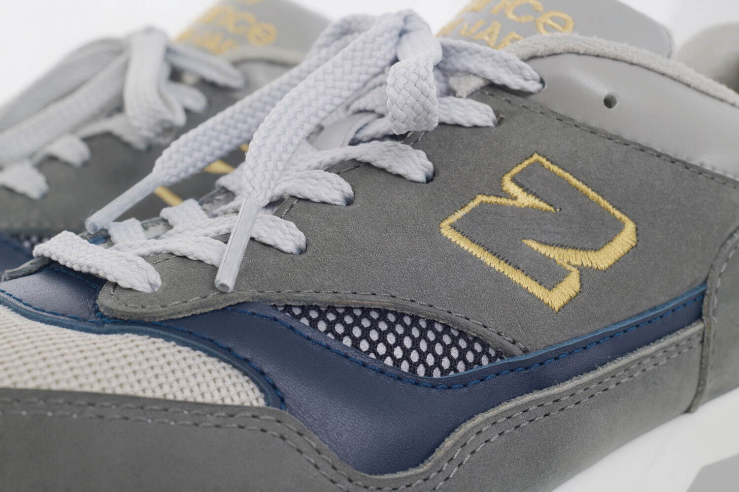 ニューバランス“日本製”の限定「1500」メンズスニーカー、金の刺繍入り