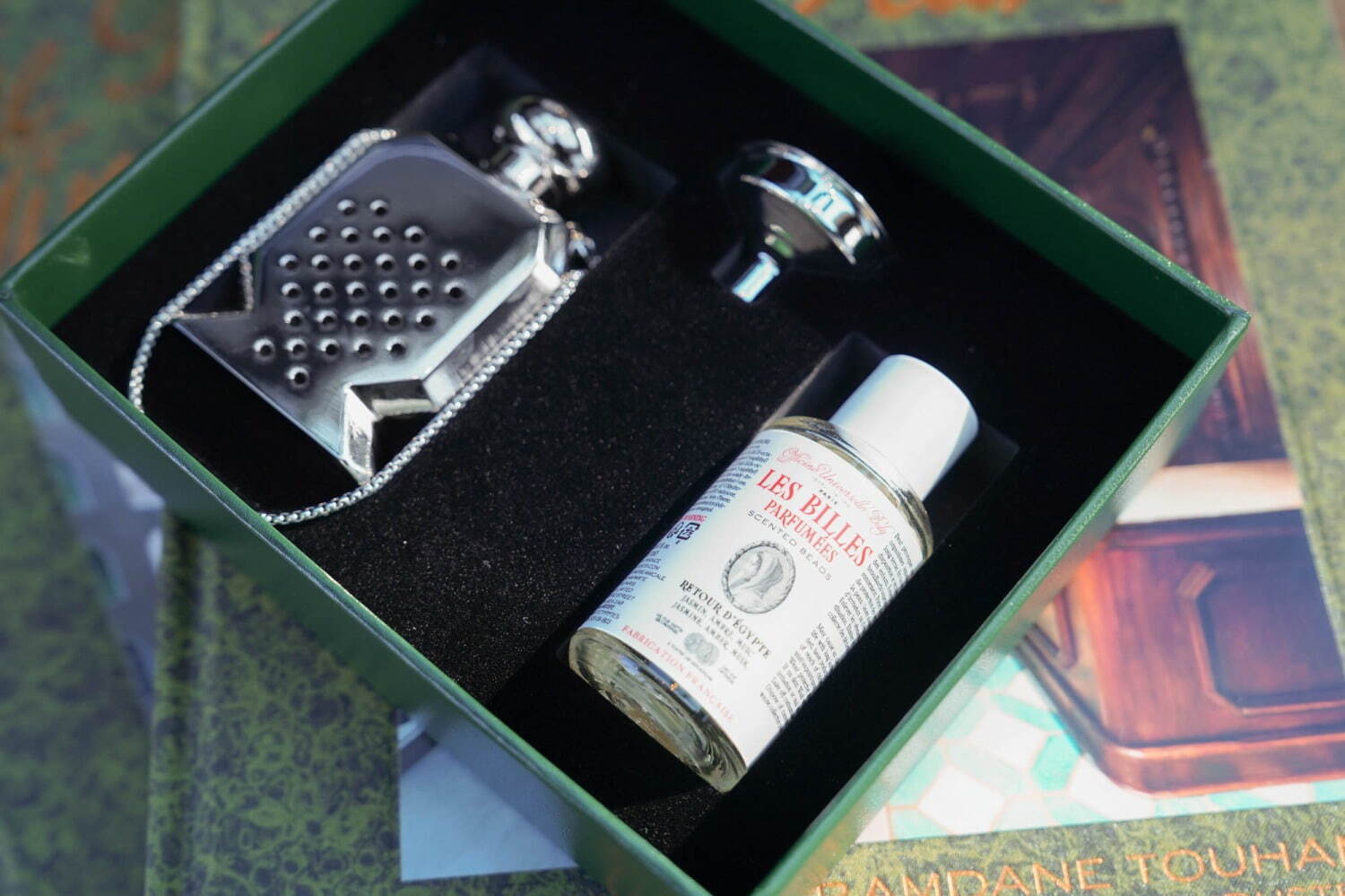 オフィシーヌ・ユニヴェルセル・ビュリー“吊るして楽しむ”「香水瓶型