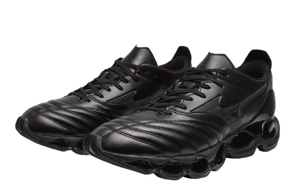ミズノのオールブラックスニーカー、サッカースパイク風アッパーに空洞