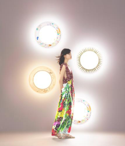 ツモリチサト×パナソニックのLEDシーリングライト - 色とりどりの線描