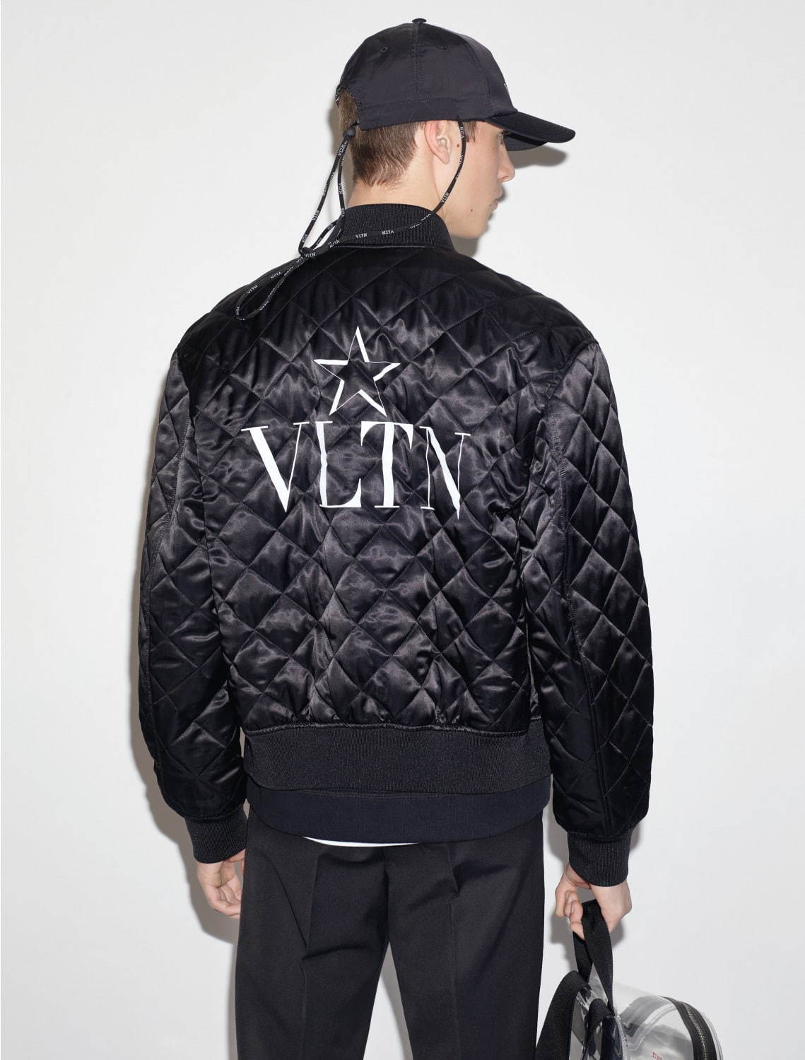 ヴァレンティノの新作「VLTN スター」ロゴのメンズウェアやスニーカー