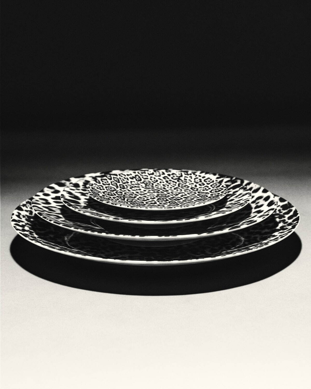 サンローラン初のライフスタイルカテゴリー誕生、黒のバカラグラスや