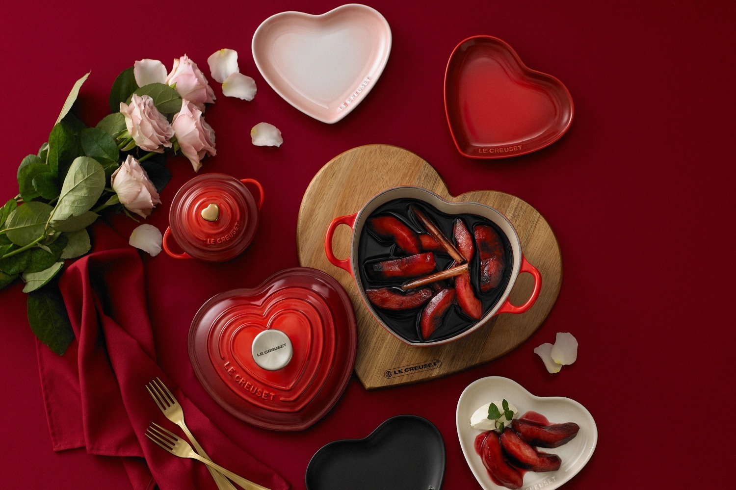 ル・クルーゼ新作“ハートモチーフ”テーブルウェア、チェリーレッドの