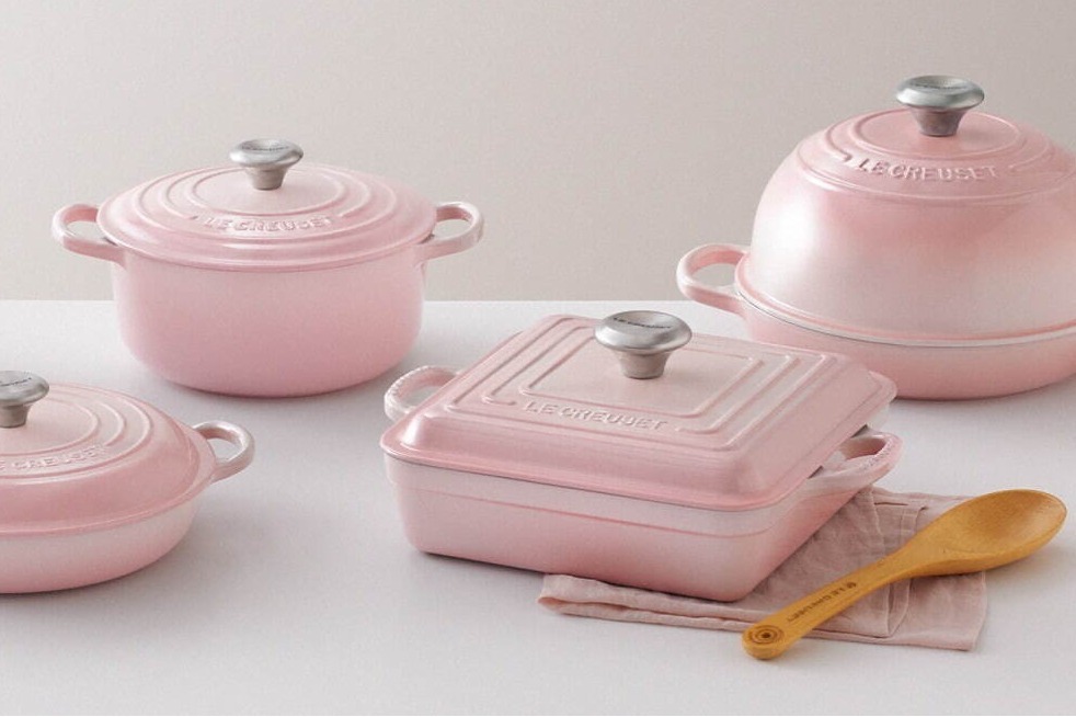ル・クルーゼ“春色”キッチンウェア、ピンクグラデの鋳物ホーロー鍋