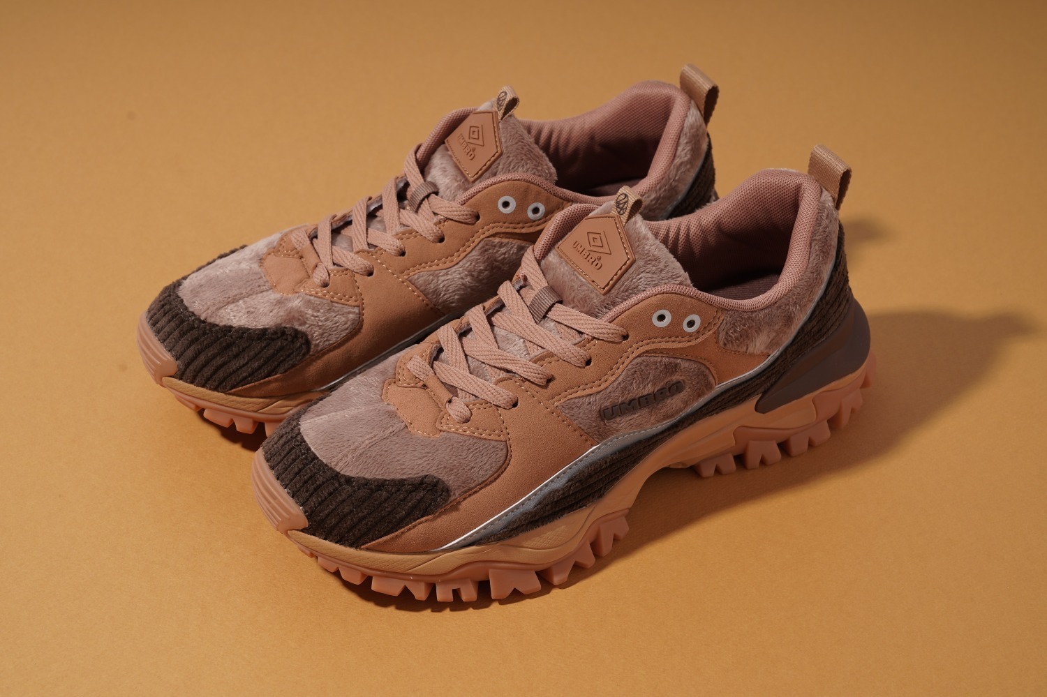 アンブロ×アトモス×24カラッツのコラボスニーカー、ボアやコーデュロイ