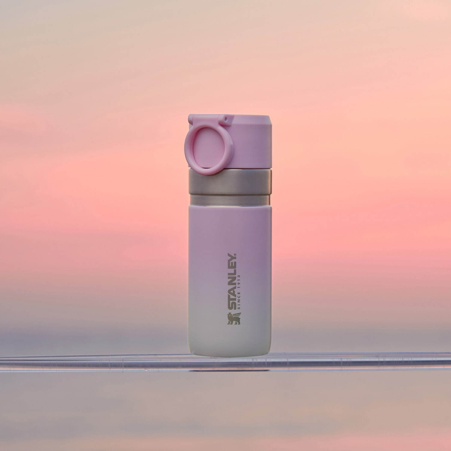 アフタヌーンティー×スタンレー、空模様を表現したグラデーション