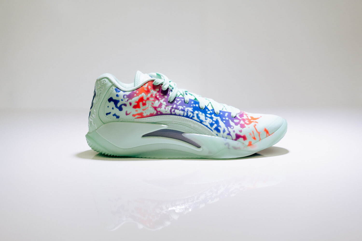 ジョーダン ブランド新作スニーカー「ザイオン 3」“飛び散る”カラーの