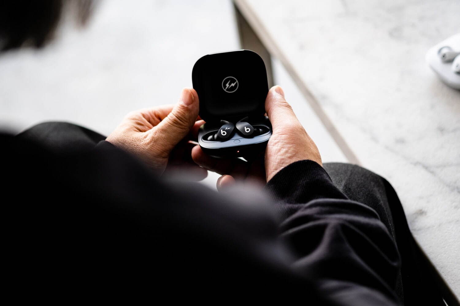 Beats×フラグメント デザイン“稲妻モチーフ”入りイヤフォン「ビーツ