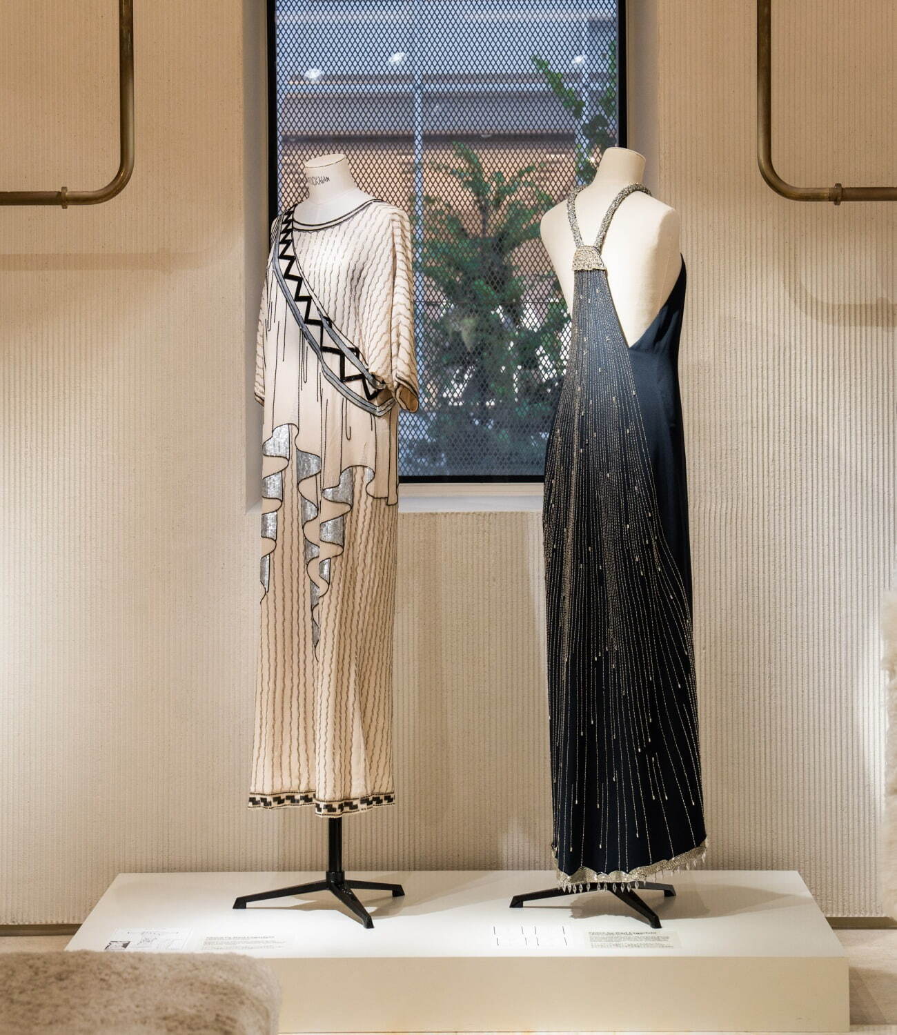 クロエ バイ カール・ラガーフェルド」展がクロエ銀座店で、25年の代表