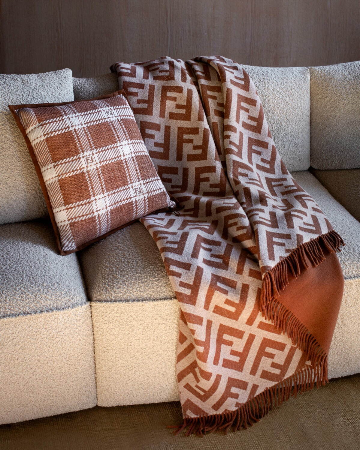 フェンディ24年春夏ホームアイテム、“オーロック”柄の磁器マグカップや