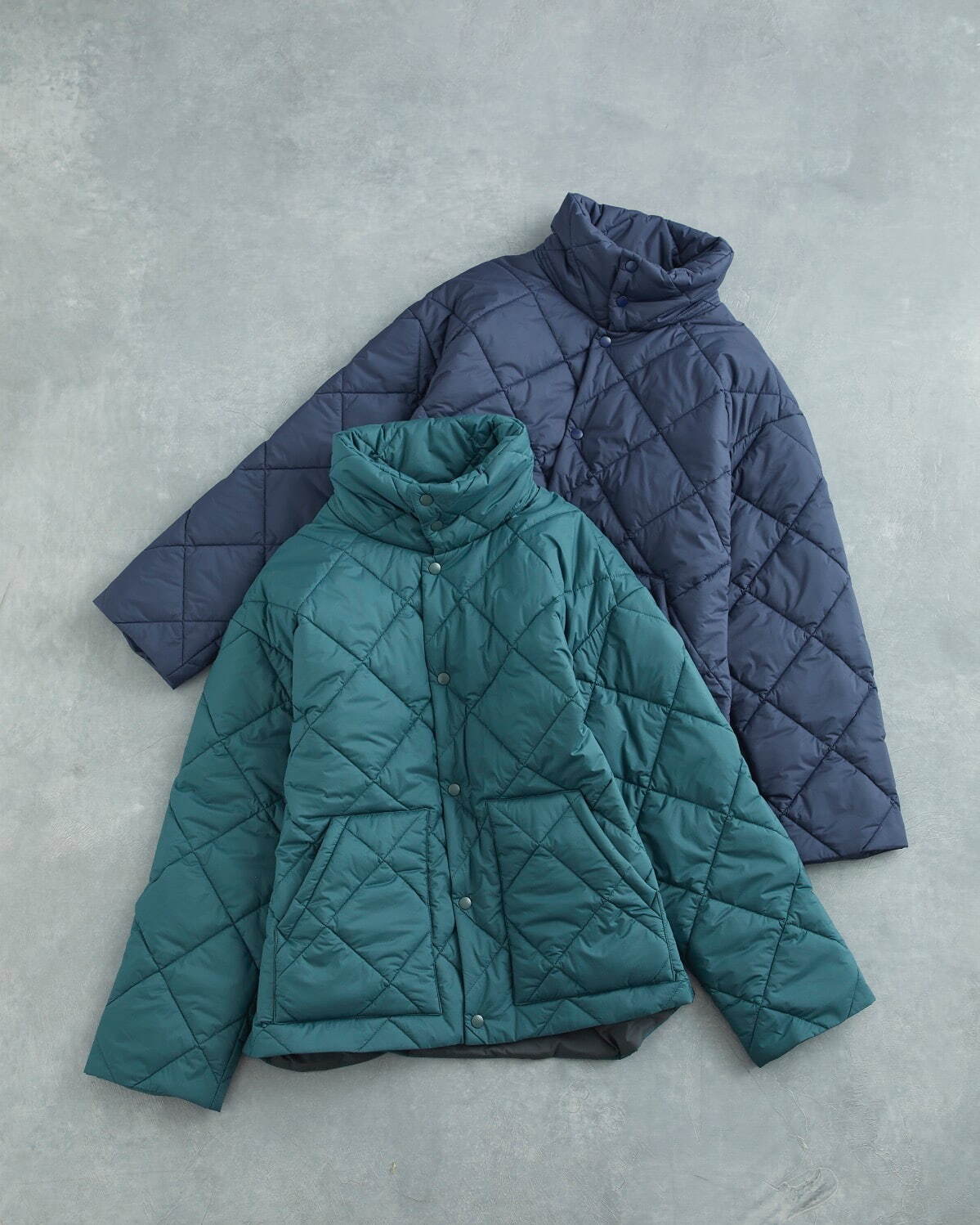 アンユーズドのメンズキルティングジャケット、ネイビー・グリーンが