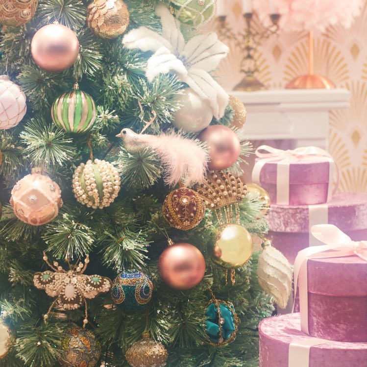 フランフランの23年クリスマス、スパンコール煌めくオーナメントや