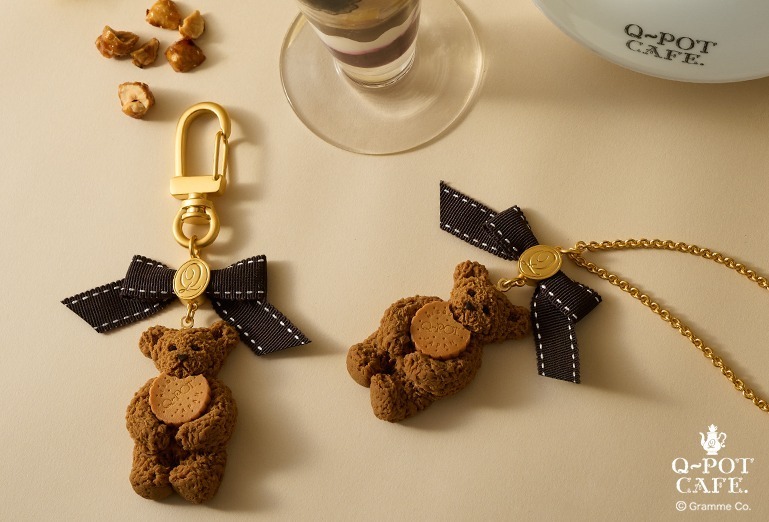 Q-pot.新作「テディベア モカクッキー」のアクセサリー、ビスケットを