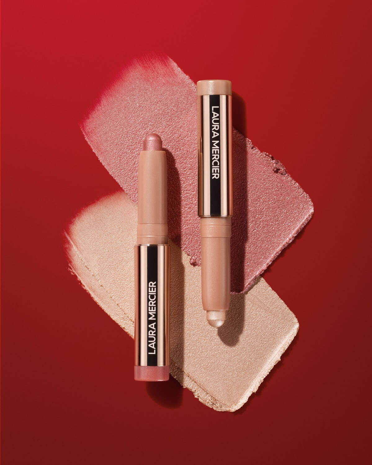 ローラ メルシエ24年新春コスメ、“ドラゴン×深紅色”のスティックアイ