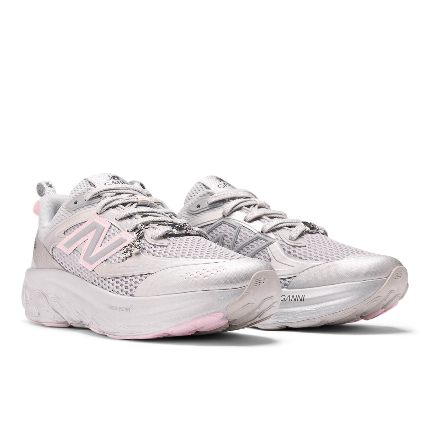 ガニー×ニューバランス“蝶のチャーム付き”スニーカー、淡いピンクを配