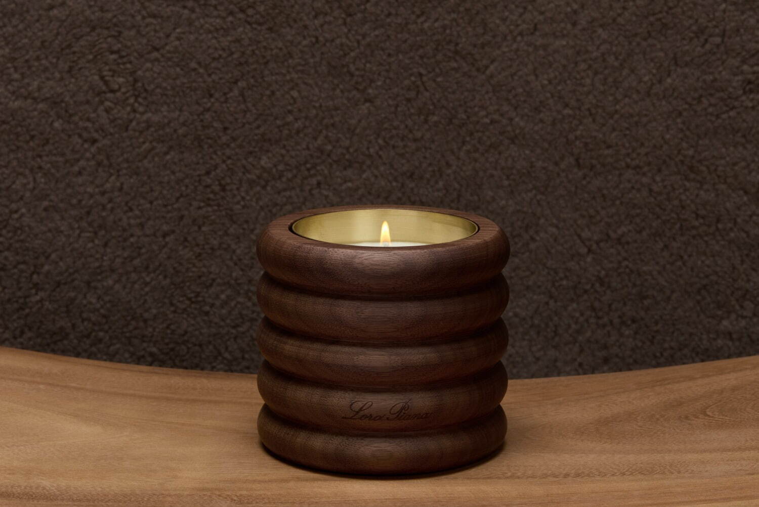 ロロ・ピアーナから“ファブリックの触感”着想アロマキャンドル、濃厚