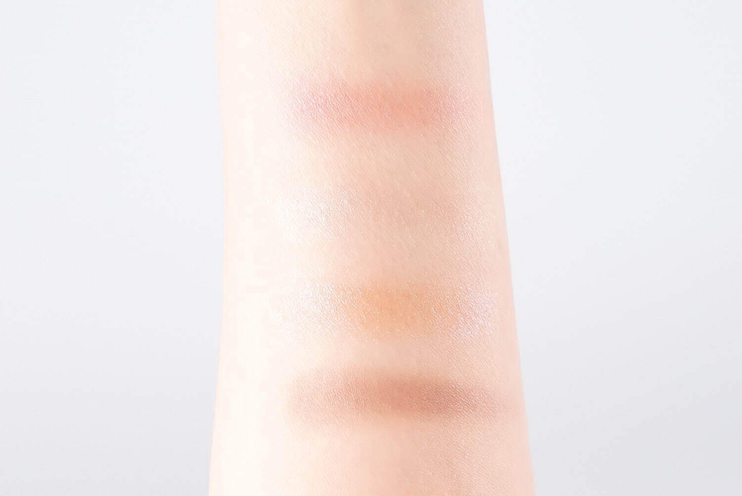 シャネル2025年春コスメ「カメリア」モチーフの4色アイシャドウ