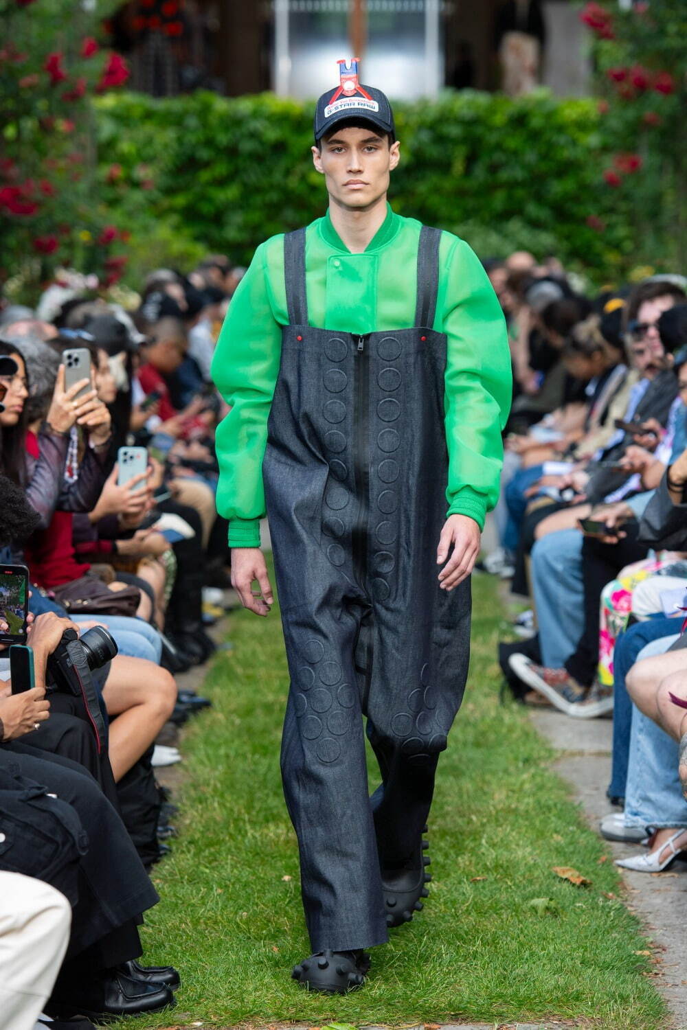 ウォルター ヴァン ベイレンドンク×ジースター、“テープで繋いだ