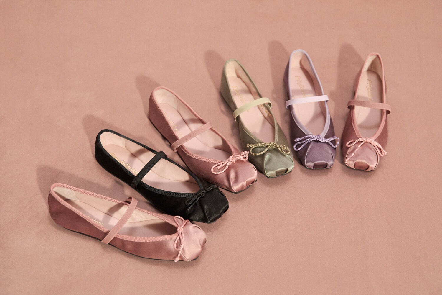 プリティ・バレリーナ24年秋冬、“くすみピンク”のバレエシューズや