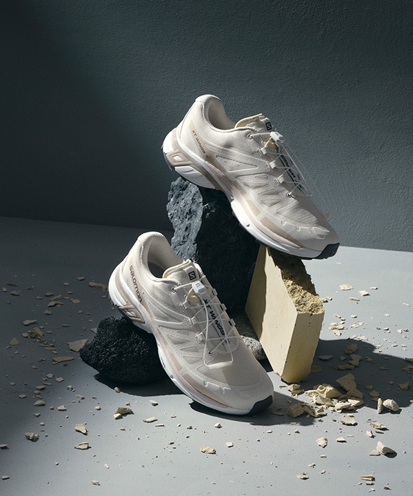 サロモンのスニーカー「エックス・ティ・ウイングス 2」バニラアイス