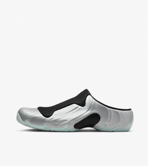 ナイキ「クロッグポジット」サンダルシューズ、ベージュのワントーン