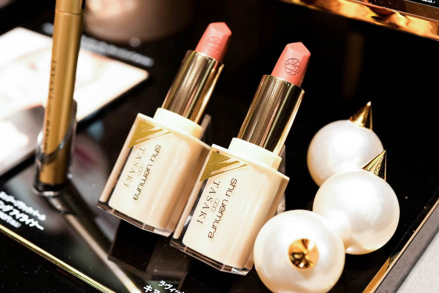 シュウ ウエムラ × TASAKIの24年クリスマスコスメ、パールストラップ