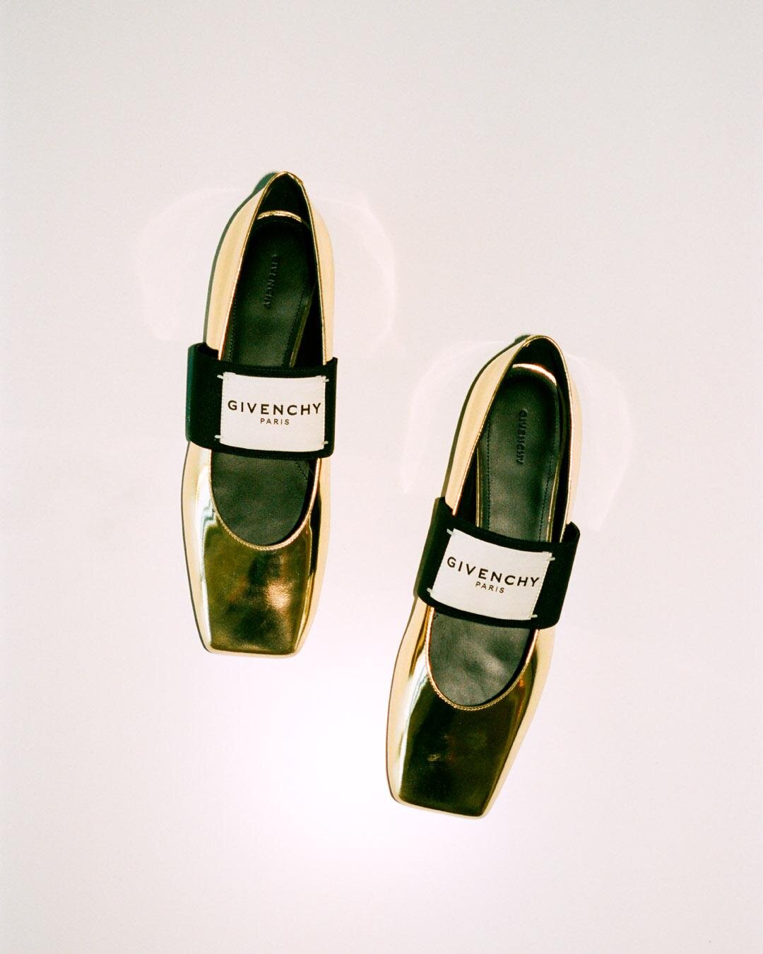 ジバンシィのラベル付き“スクエアトゥ”バレエシューズ、パテントレザー