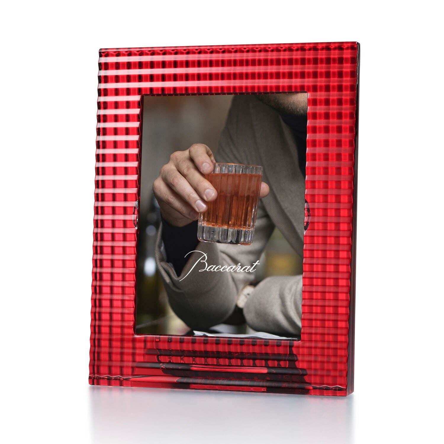 バカラの“高貴な赤”で彩る「タッチ オブ レッド」クリスタルボトルや