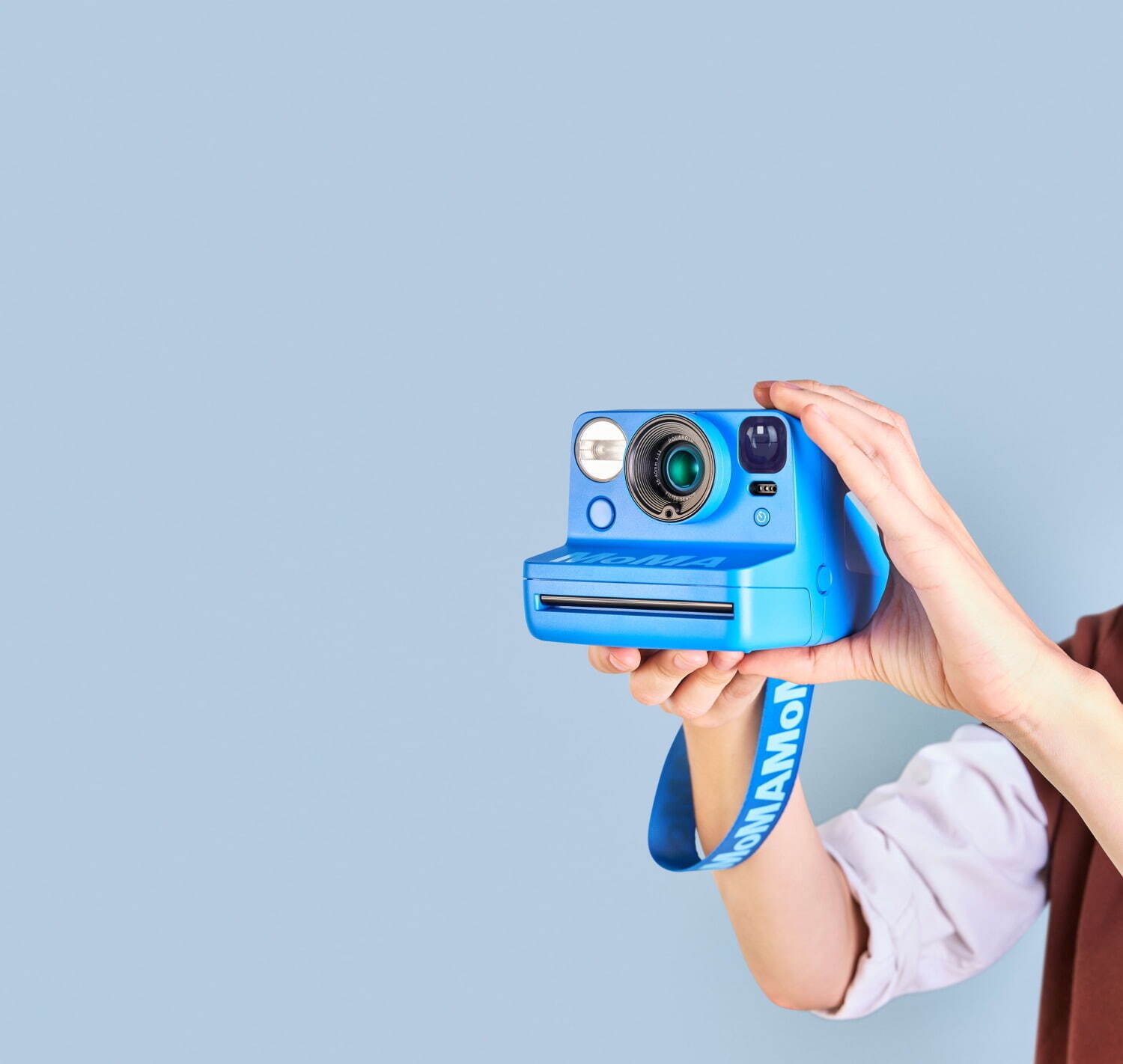 MoMAデザインストア“鮮やかブルー”のポラロイドカメラ、ゴッホらの名言