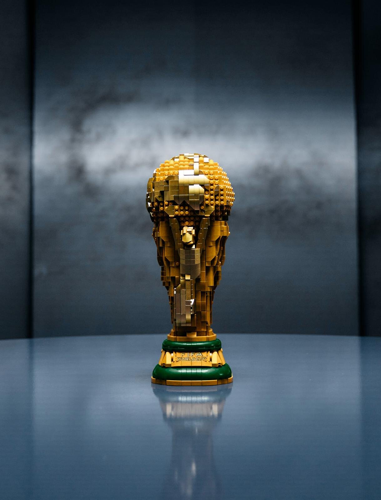 レゴの実寸大「FIFAワールドカップ トロフィー」内部に隠しギミック