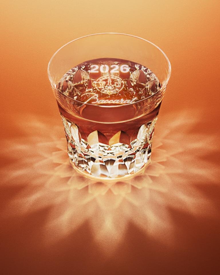 バカラ“ダリア”の花開くクリスタルタンブラー新作、年号「2026」刻印