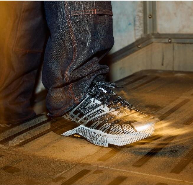 ホカのトレイルランニングシューズに“暗闇で光る”メタリックメッシュ