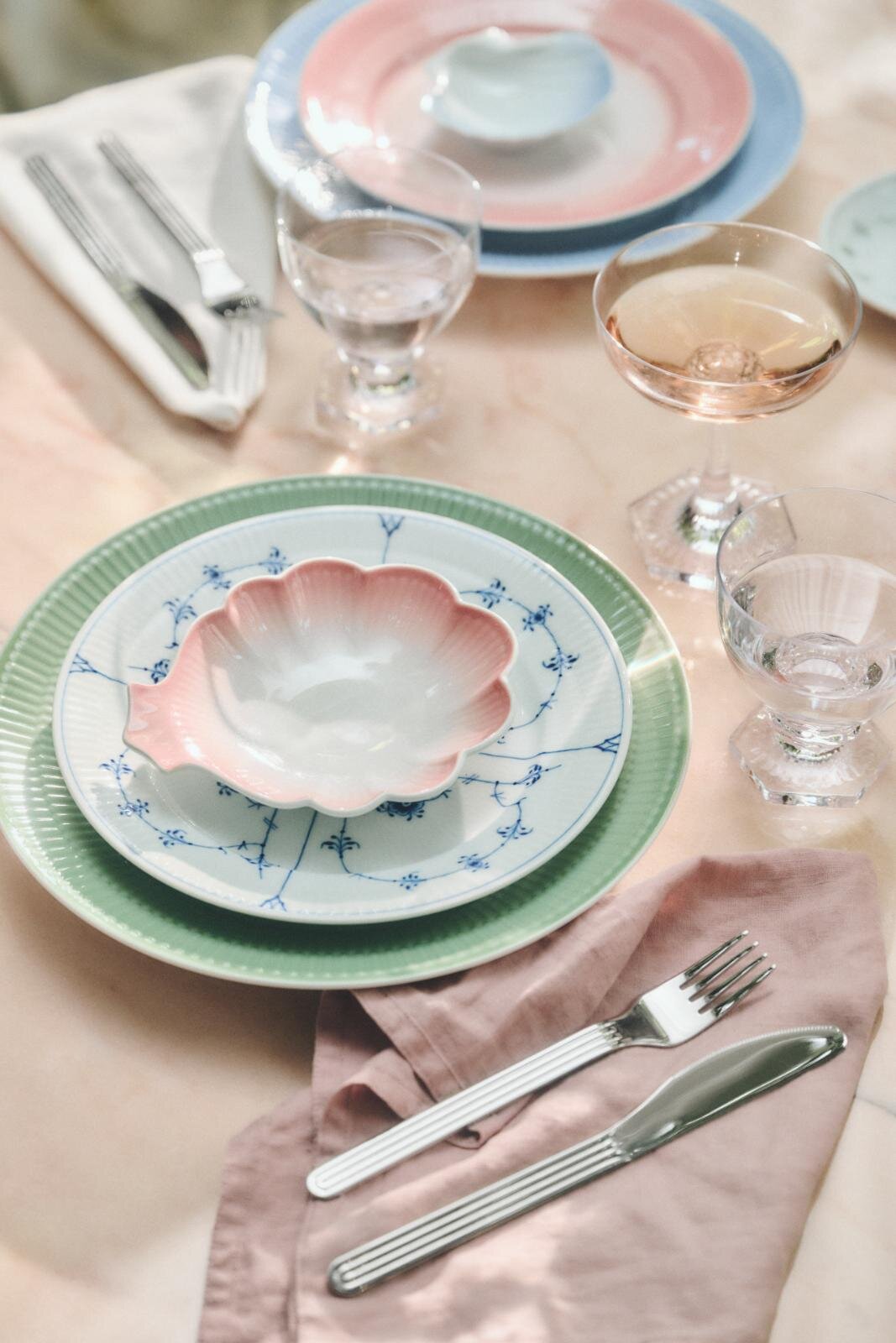 ロイヤル コペンハーゲン“柔らかグラデ”のテーブルウェア「アイリス