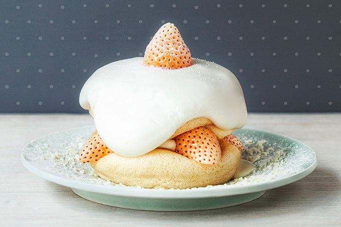 フリッパーズのクリスマス限定パンケーキ「スノーストロベリー」1.5倍