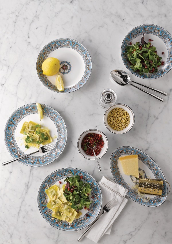 ウェッジウッド「フロレンティーン ターコイズ」新作、日本の食卓に