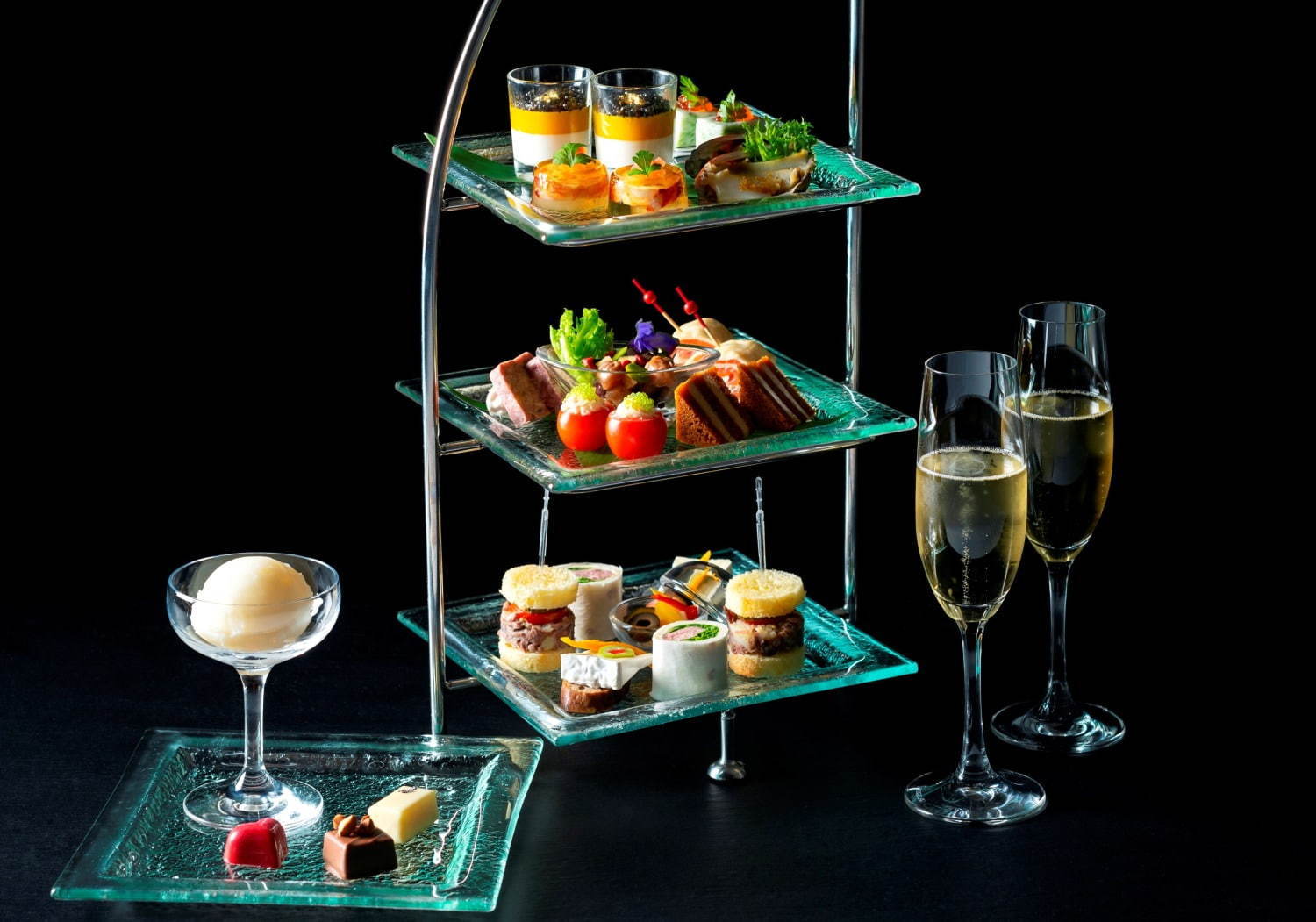 大人のお茶会”「イブニングハイティー」横浜で、シャンパンと味わう